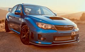Това е 2011 Subaru WRX с… 4,3-литров Lexus туйн турбо V8 и задно задвижване. Видео