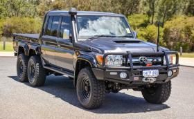 Шестколесна Toyota Land Cruiser на цената на Ferrari