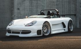 Това е Porsche Boxster с 635 коня и без покрив