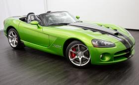 Продават 8,4-литров Viper SRT-10 с найлоните по седалките