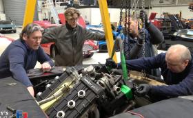 Колко голям подемен кран е нужен да извадите V12 от Lamborghini Countach? (Видео)