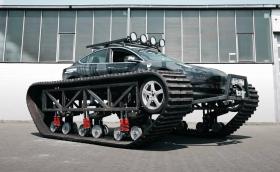 Това е Tesla Model T, с вериги е и тежи 6 тона