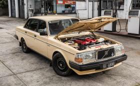 Това е 1983 Volvo 240 GL с… 6-литров компресорен GM V8