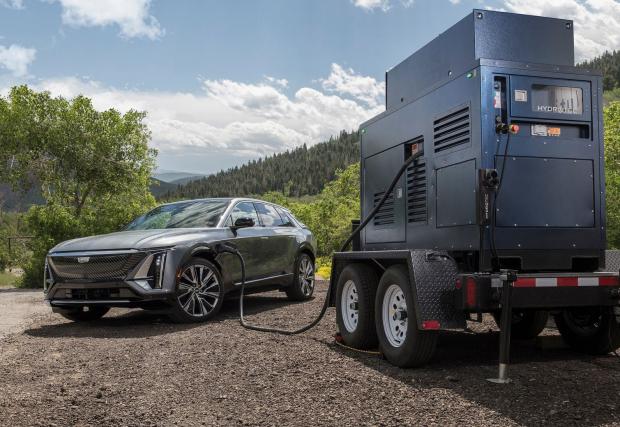 Защо GM рекламира новия Cadillac Lyriq включен към… генератор?