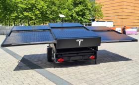 Това е ремарке със соларни панели и SpaxeX Starlink интернет терминал, удължаващо пробега