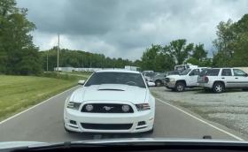 Полицейска Tesla преследва 30 минути Mustang. Издържаха ли батериите? (Видео)