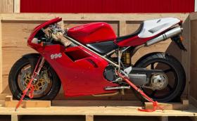 Това 1999 Ducati 996 SPS е „намерено ново“ и продадено в заводския си сандък
