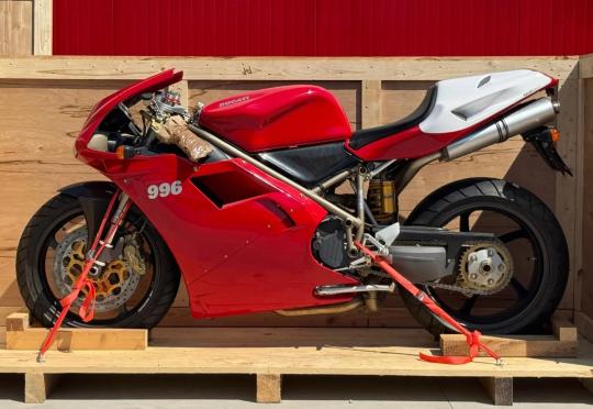 Това 1999 Ducati 996 SPS е „намерено ново“ и продадено в заводския си сандък