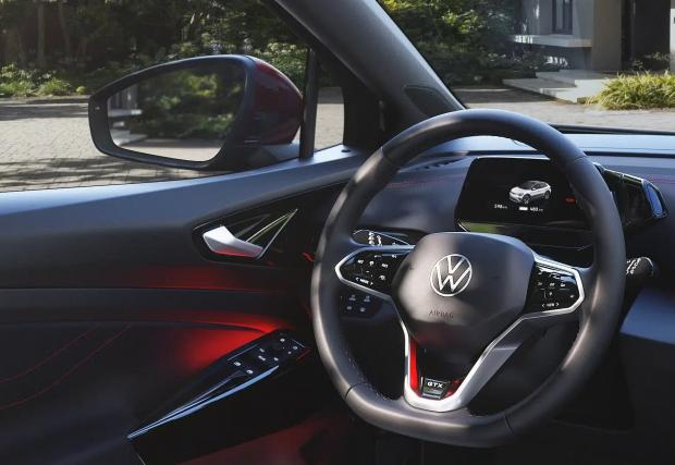 Собственици на VW ID.4 съдят марката заради сензорните бутони на волана