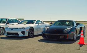 Lexus LFA срещу Porsche Carrera GT: Най-добре звучащият драг в света? Видео!
