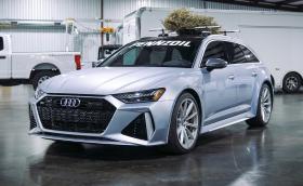 Вижте как това Audi RS 6 Avant вдига 295 км/ч с елха на покрива