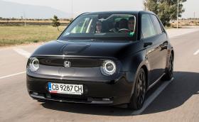 Карахме Honda e. Видео с детайлно представяне на градския симпатяга