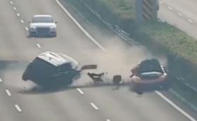 Аварирало Lambo бе помляно на магистрала (Видео)