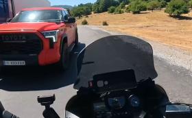 Видео: Toyota Tundra с номер Y XXXXX едва не убива моторист при неправилно изпреварване (допълнена)