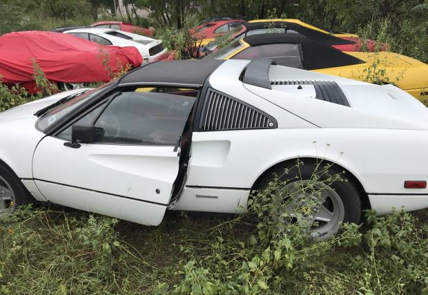 11 класически Ferrari-та гният в тексаско поле. Като филм на ужасите е...