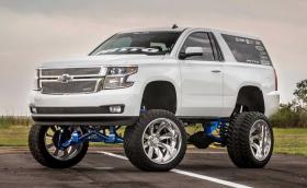 Този Chevrolet Tahoe Suburban счупи интернет и сега се продава за почти $100 хил.