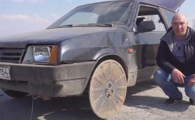 От Русия с любов: Lada Samara с капаци от шахти вместо гуми (Видео)