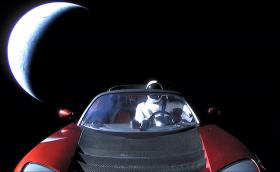 Tesla-та на Мъск направи първа обиколка на слънцето