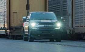 Вижте как електрически Ford F-150 пикап дърпа над 450 тона ЖП композиция (видео)