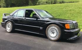 Това е Mercedes-Benz C 63 AMG, преоблечен като 190E. Лесна работа…