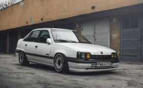 Интересен Opel Kadett с яки джанти от Corvette C4 и дървен волан Nardi