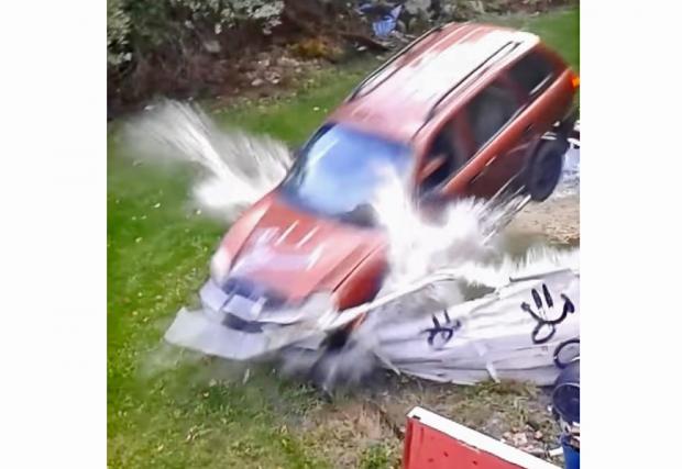 Hyundai Santa Fe се радва на басейн. Проваля се ефектно. Видео