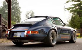 Да караш Singer Porsche 964 C2 4.0 за 500 000 долара е страшен кеф. Видео
