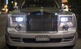 В този Rolls-Royce Phantom работи 2JZ мотор на Toyota. Мощен е 900 коня и е снабден с компресор и турбина  