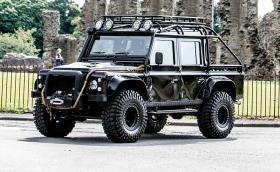 Бъдете злодей на пътя и си купете този 2014 Land Rover Defender SVX 'Spectre'. Носи се на Bilstein рали амортисьори и 37-инчови гуми