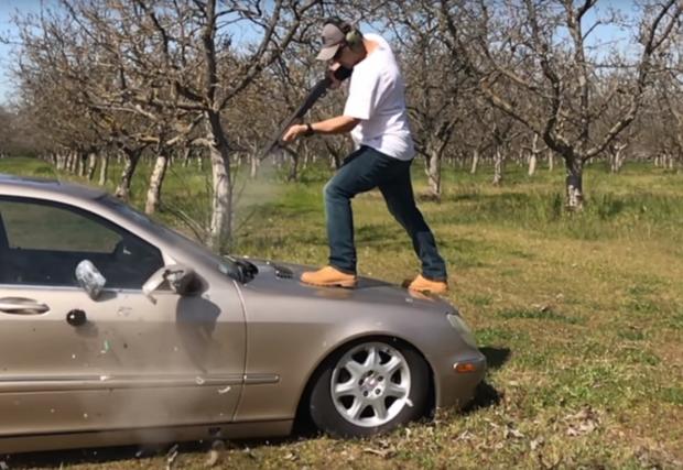 Този човек стреля с различни оръжия по своя Merc W220. Не знаем защо, но видеото е поучително… 