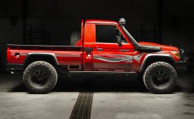 Това е Toyota Land Cruiser с 2,8-литров Cummins, който ни завръща в бъдещето