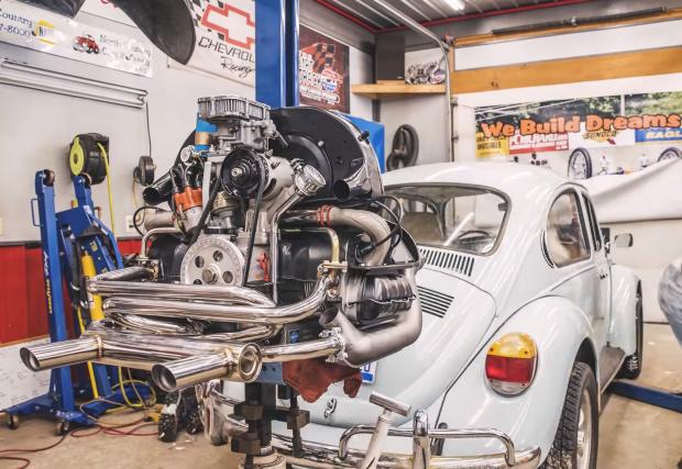 1973 Volkswagen Beetle: основен ремонт на мотора за 6 мин. Видео