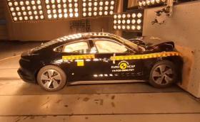 Гледайте как EuroNCAP смазва 4 броя Porsche Taycan. Видео