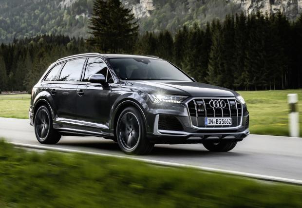 Няколко месеца по-късно Audi вече предлага SQ7 и SQ8 и с бензинов V8