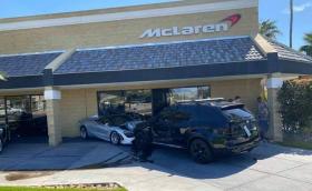 BMW X5 катастрофира в нов McLaren 720S, забивайки го в сградата на дилърството