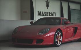 Това Porsche Carrera GT е зарязано в изоставен шоурум, вече 8-ма година