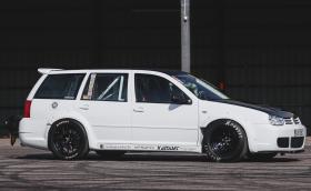 Този Volkswagen Golf Variant разполага с 850 коня и спира с парашут