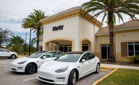 След като едва се спаси от банкрут, Hertz купува 100 хил. Model 3 за 4,2 млрд. долара
