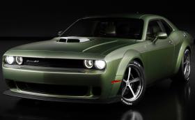 Това е Dodge Challenger Holy Guacamole. Цветът е „Гнило авокадо“