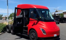 Tesla иска 17 хил. евро депозит за Semi