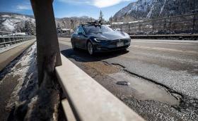 Колите на Tesla вече следят за дупки и неравности на пътя