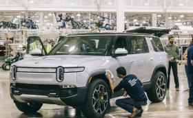 Rivian започва доставките на R1S